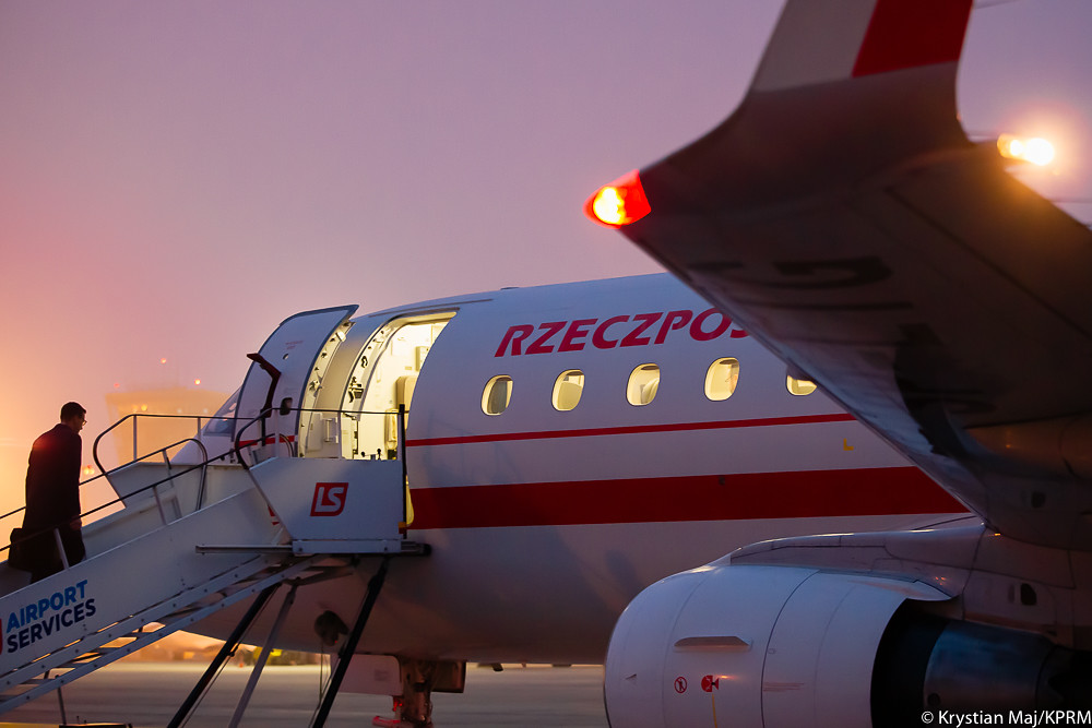 Premier Morawiecki wchodzi na pokład rządowego samolotu, fot. Krystian Maj/KPRM