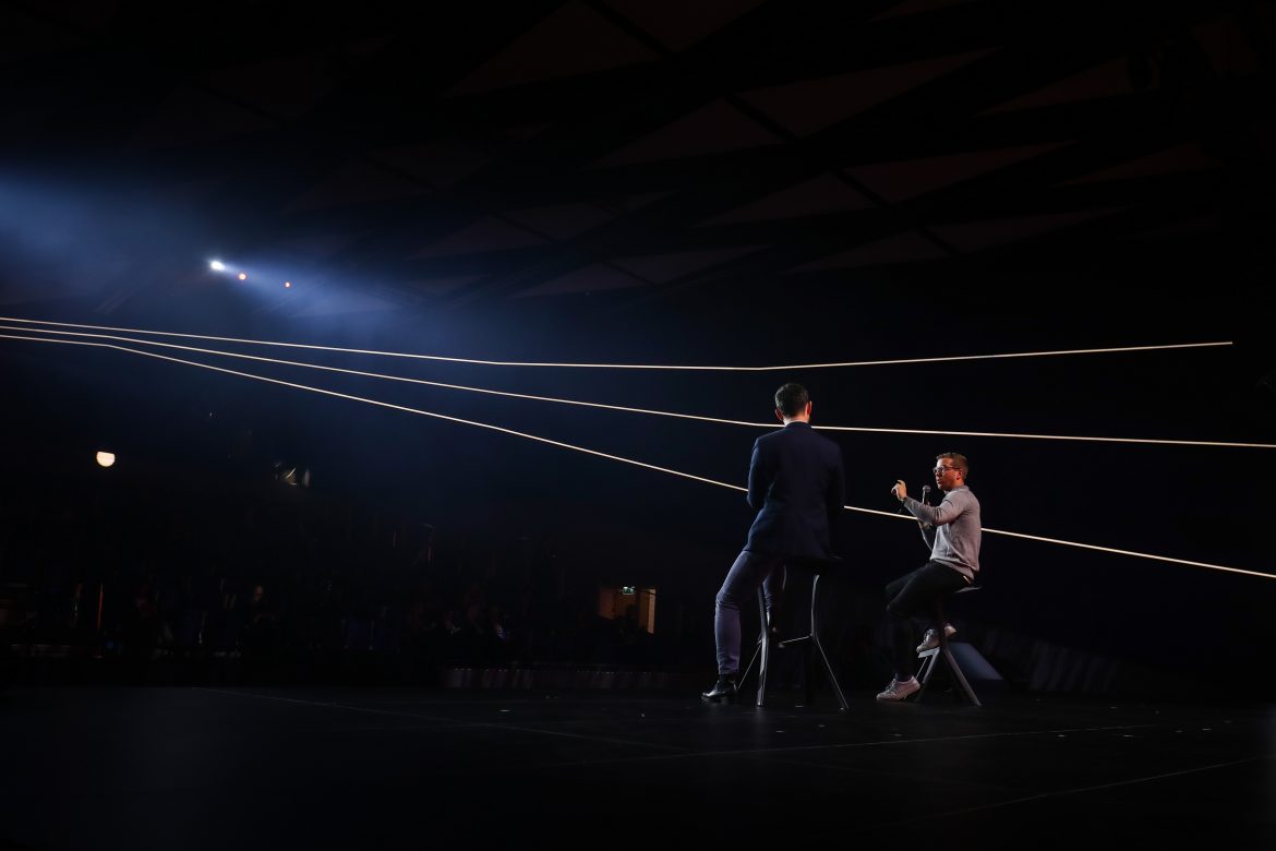 Daniel Rząsa rozmawia z Petem Benedetto na scenie Impact'21. Fot. Impact