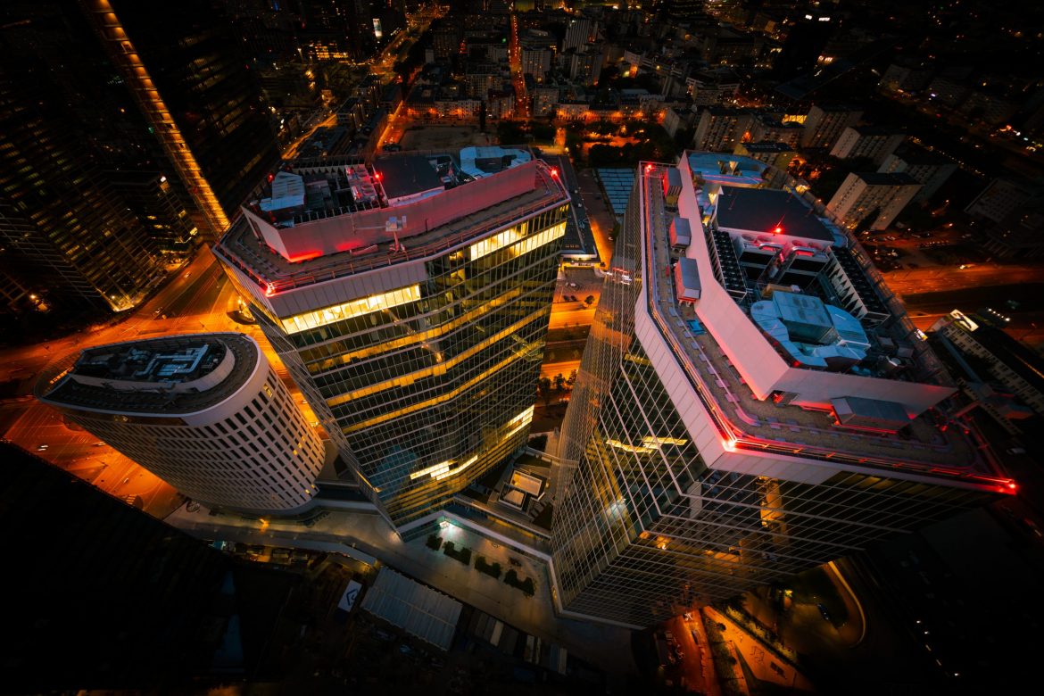 Kompleks trzech wieżowców The Warsaw Hub przy Rondzie Daszyńskiego w Warszawie. Fot. materiały Ghelamco