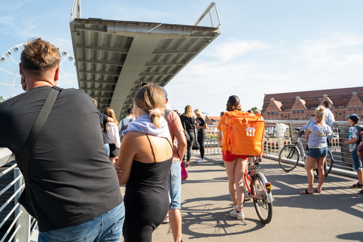 Młodzi ludzie w Gdańsku nad Mołtawą. Fot. Arpan Bhatia / Shutterstock.com Młodzi ludzie w Gdańsku nad Mołtawą. Fot. Arpan Bhatia / Shutterstock.com