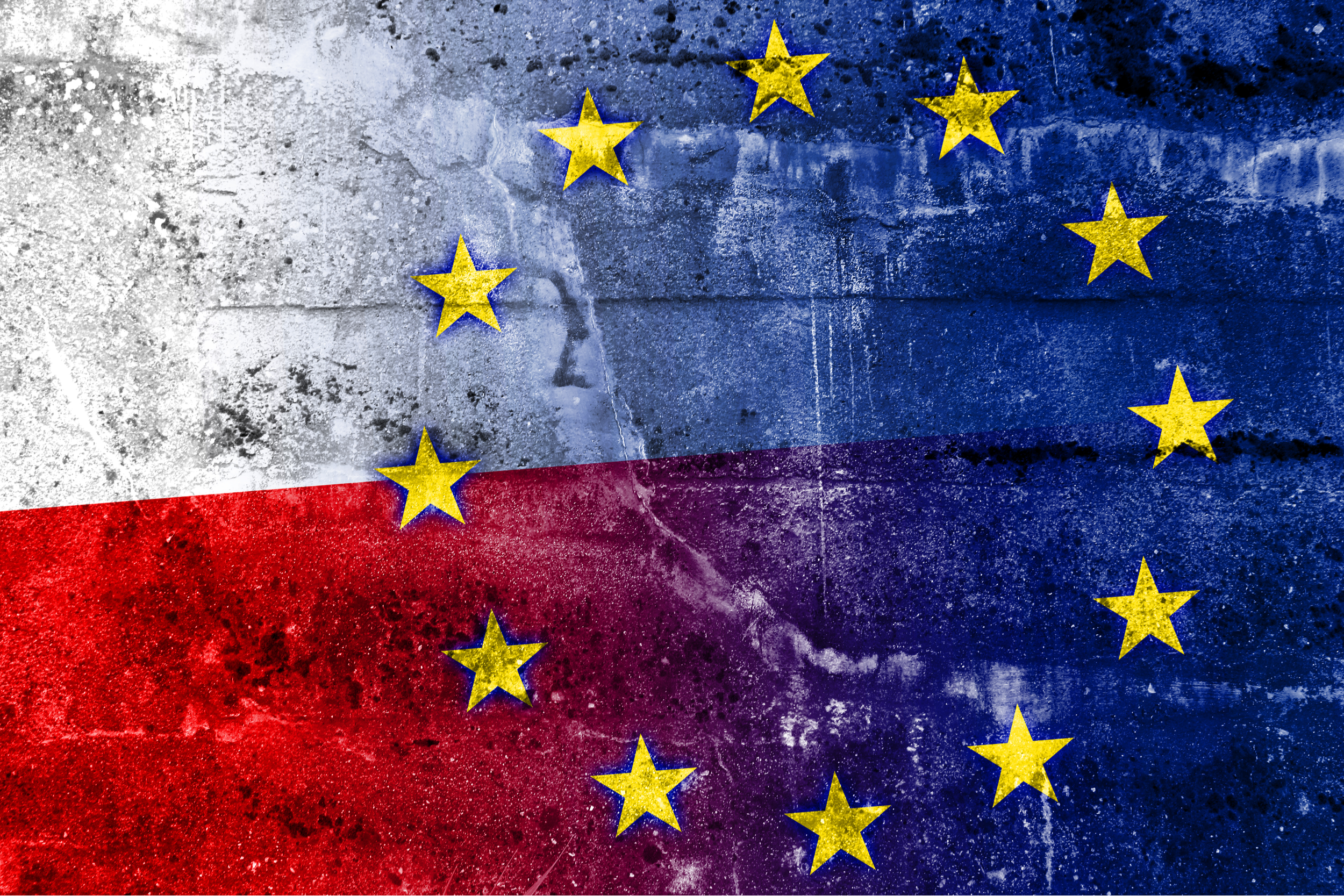 Flagi Unii Europejskiej i Polski. Fot. Shutterstock