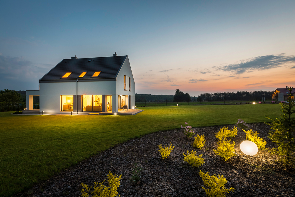 Oświetlony dom, fot. Shutterstock.com