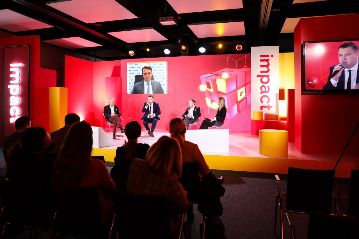 Od lewej: Bartłomiej Pawlak (PFR), Paweł Szczeszek (ENEA), Adam Czyżewski (PKN ORLEN), Dominika Tarczyńska (Stowarzyszenie Program Czysta Polska), Arkadiusz Sekściński (PGNiG)