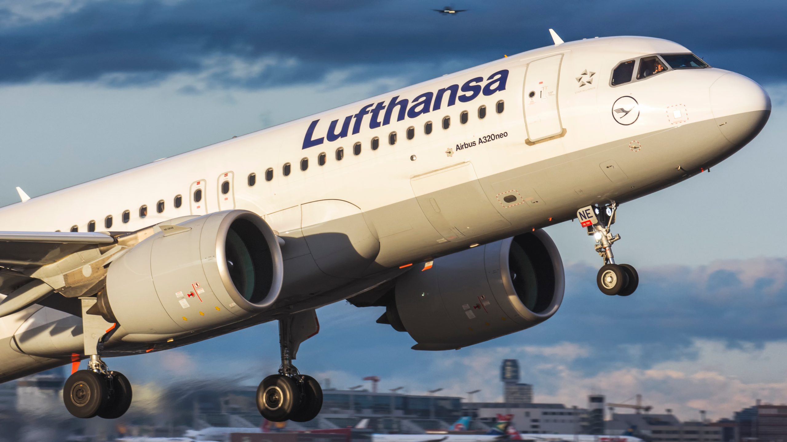 Lufthansa, A320, fot. Karol Ciesluk, Shutterstock