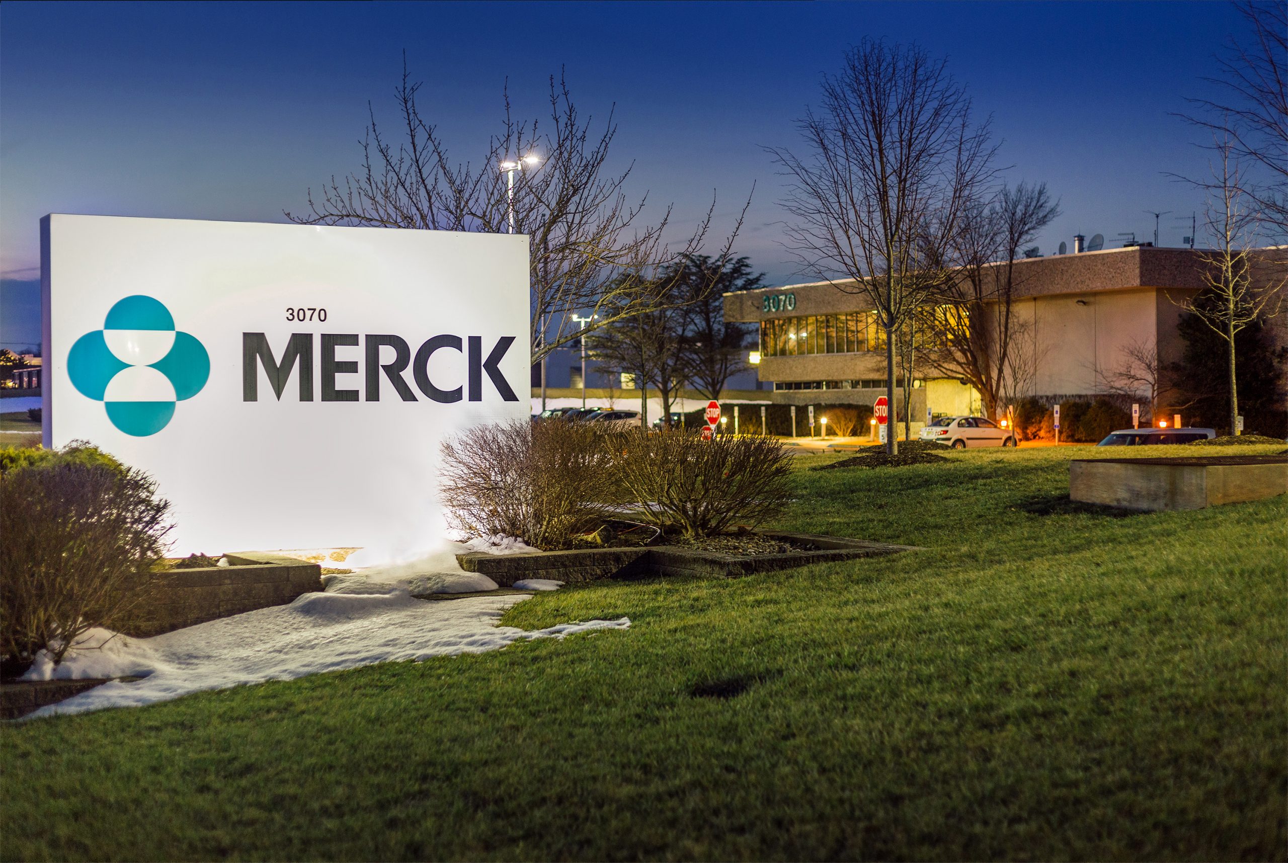 Logo firmy Merck. Fot. Atmosphere1 / Shutterstock.com