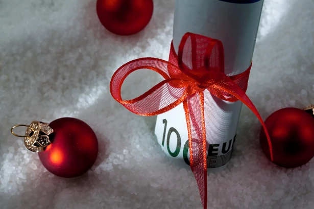 Święta, pieniądze, prezenty, fot. Shutterstock