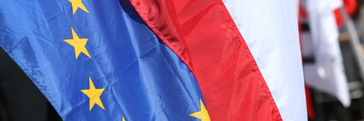 Polska, Unia Europejska, flagi. fot. Shutterstock.
