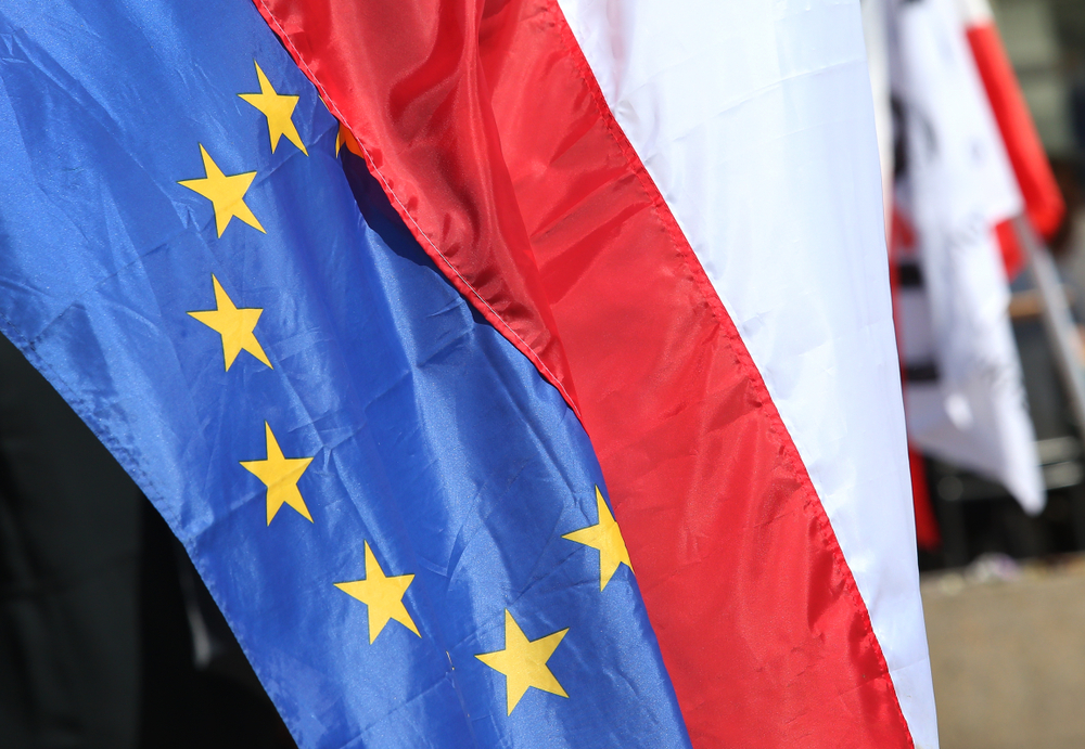 Polska, Unia Europejska, flagi. fot. Shutterstock.