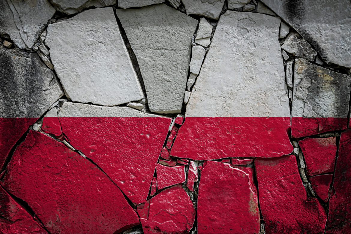 Nierówności w Polsce - popękana polska flaga. Fot. Sutterstock.