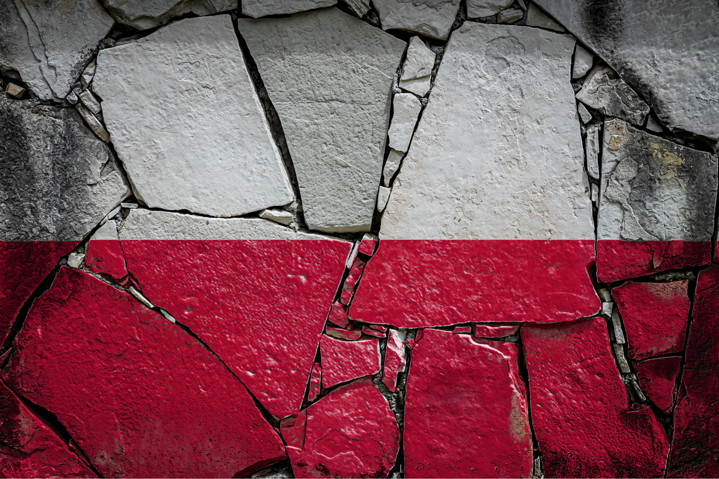 Nierówności w Polsce - popękana polska flaga. Fot. Sutterstock.