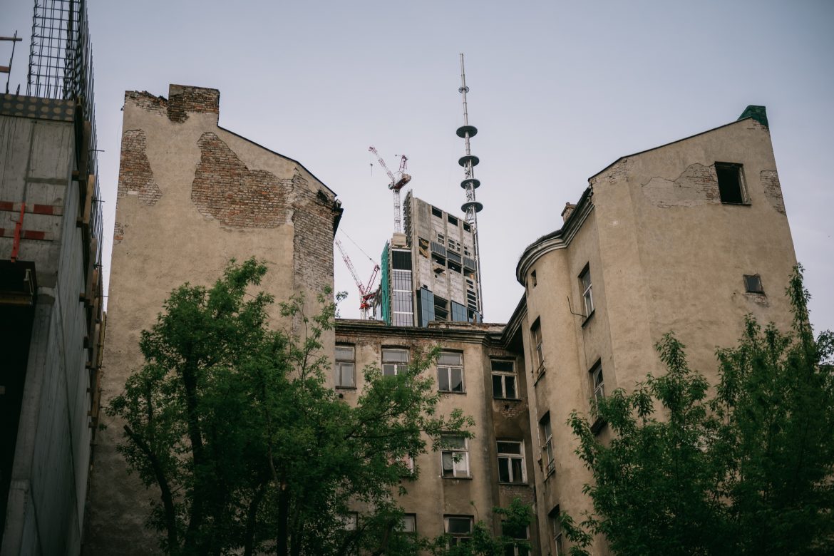 Nierówności w Warszawie: nowoczesny wieżowiec i rozpadająca się kamienica. Fot. Shutterstock Nierówności w Warszawie: nowoczesny wieżowiec i rozpadająca się kamienica. Fot. Shutterstock