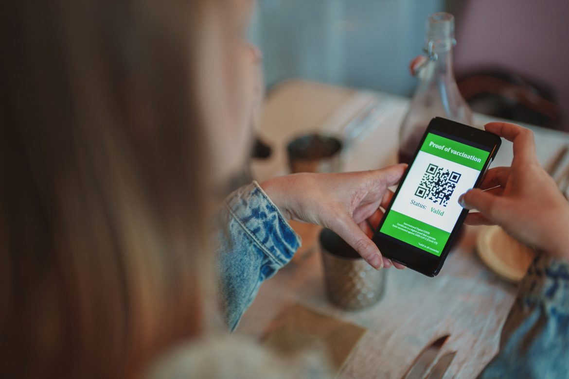 weryfikacja szczepień, certyfikat covidowy, fot. Shutterstock