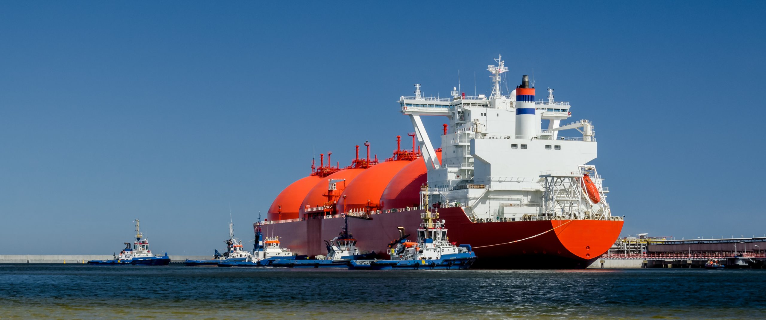 Tankowiec LNG w Gazoporcie w Świnoujściu. Fot. Shutterstock