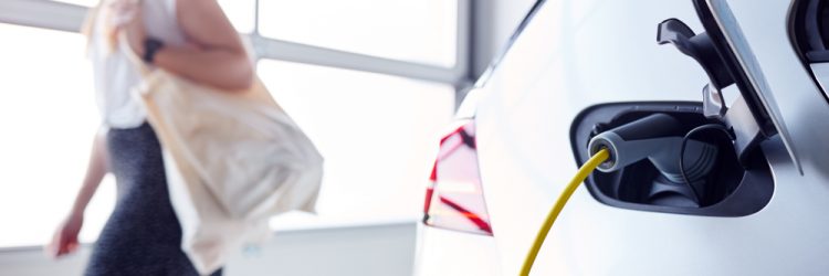 Ładowanie auta w garażu, fot. Shutterstock.com