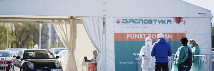 Punkt testowania na Covid-19 prowadzony przez firmę Diagnostyka w Warszawie. Fot. Mateusz Lopuszynski / Shutterstock.com