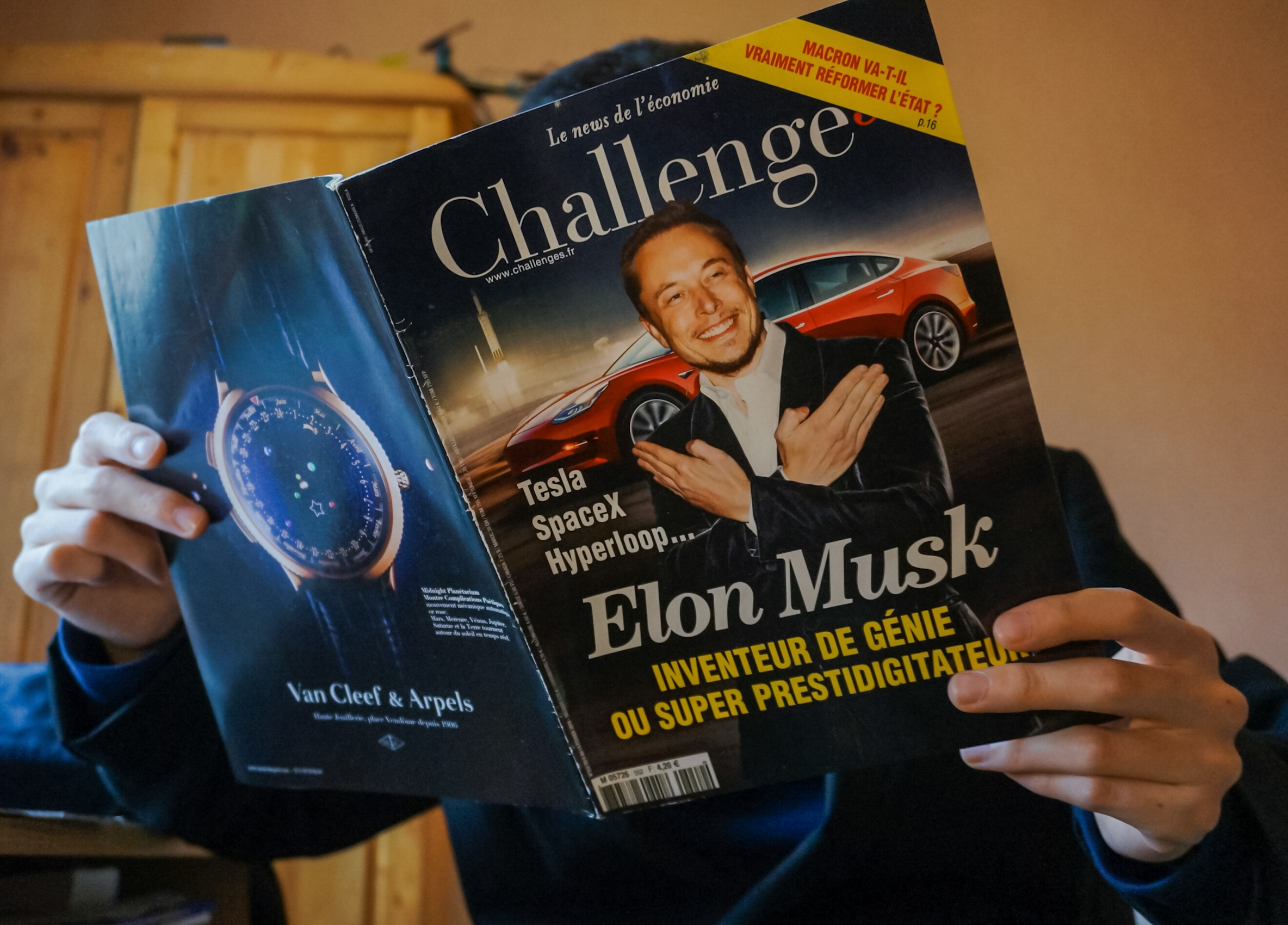 Elon Musk na okładce magazynu, fot. Spech / Shutterstock.com