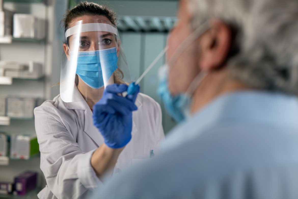 testy na Covid w aptekach, testy antygenowe, fot. Shutterstock