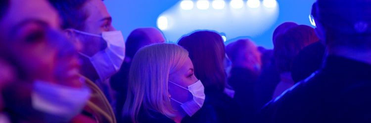 koncert w czasie pandemii, przedłużenie obostrzeń covidowych, fot. Shutterstock