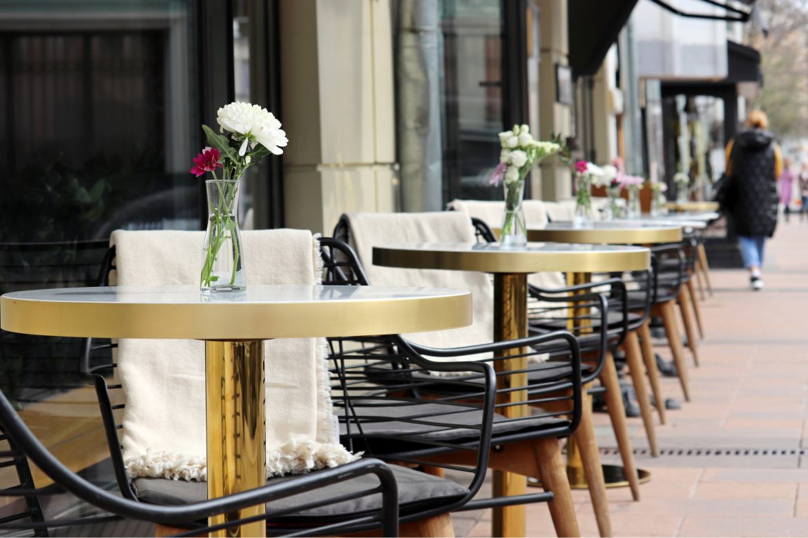 Francja, Omikron, usługi fot. Shutterstock