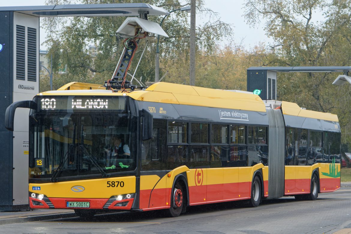 autobus elektryczny przy stacji ładującej w Warszawie, fot. Shutterstock autobus elektryczny przy stacji ładującej w Warszawie, fot. Shutterstock