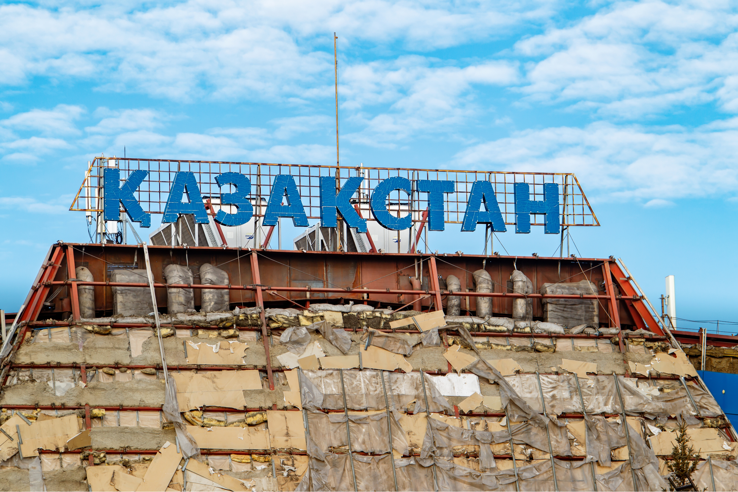 Napis "Kazachstan" na zniszczonym budynku. Fot. Trofimchuk Vladimir / Shutterstock