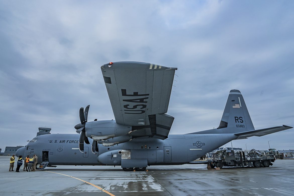 Samolot z amerykańskimi żołnierzami na lotnisku w Polsce, 6 lutego 2022. Fot. materiały MON