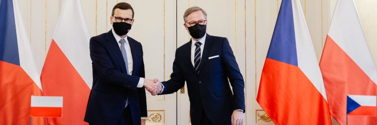 Premier Mateusz Morawiecki i premier Czech Petr Fialla podczas podpisywania porozumienia ws. Turowa. Fot. KPRM