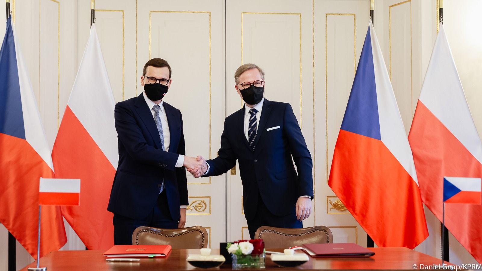 Premier Mateusz Morawiecki i premier Czech Petr Fialla podczas podpisywania porozumienia ws. Turowa. Fot. KPRM