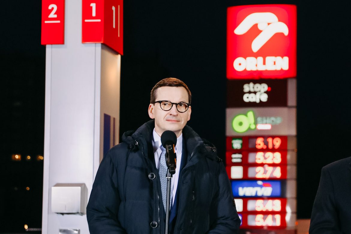 Mateusz Morawiecki na stacji Orlenu. Fot. KPRM