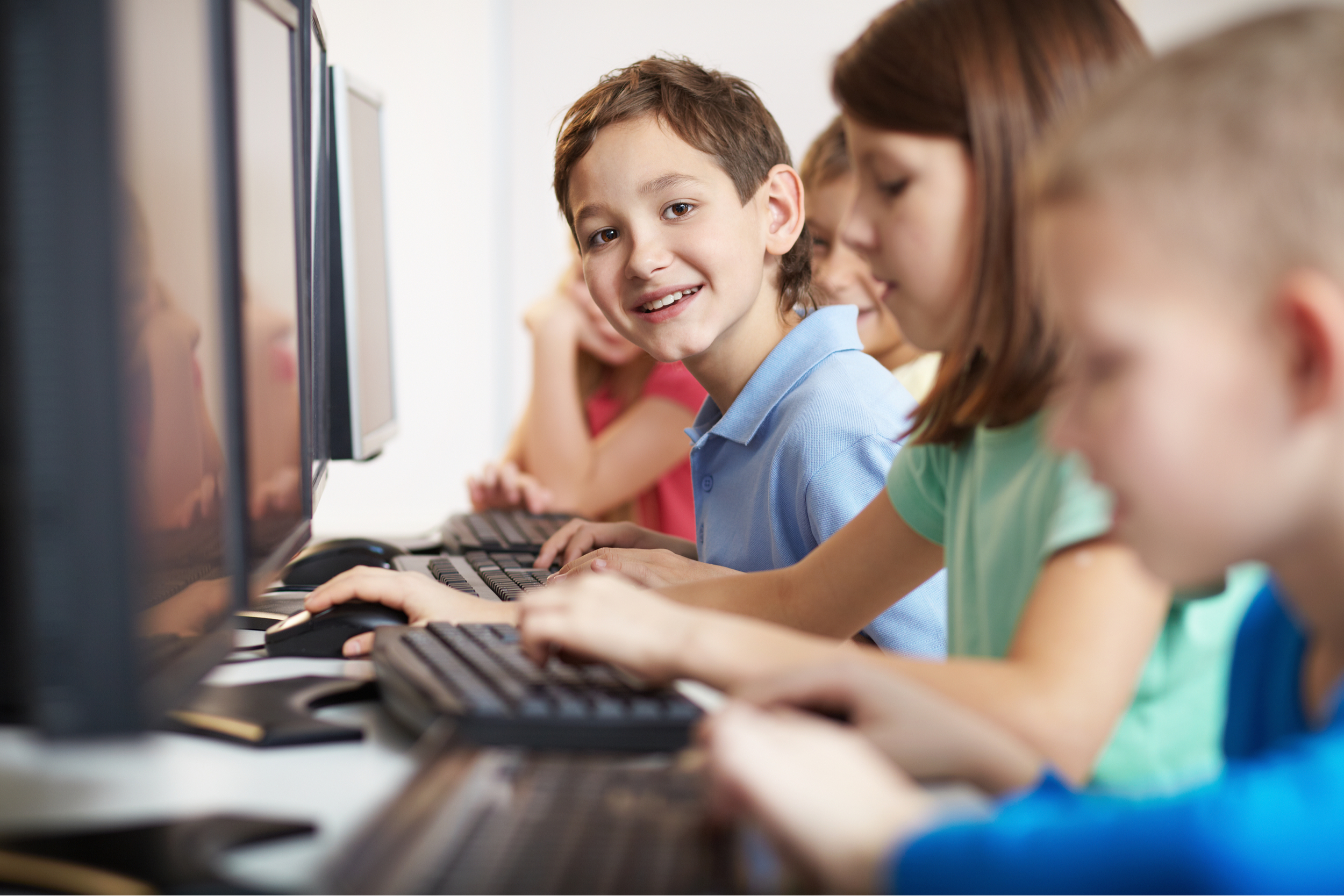 nauka zdalna, dzieci przy komputerze fot. Shutterstock