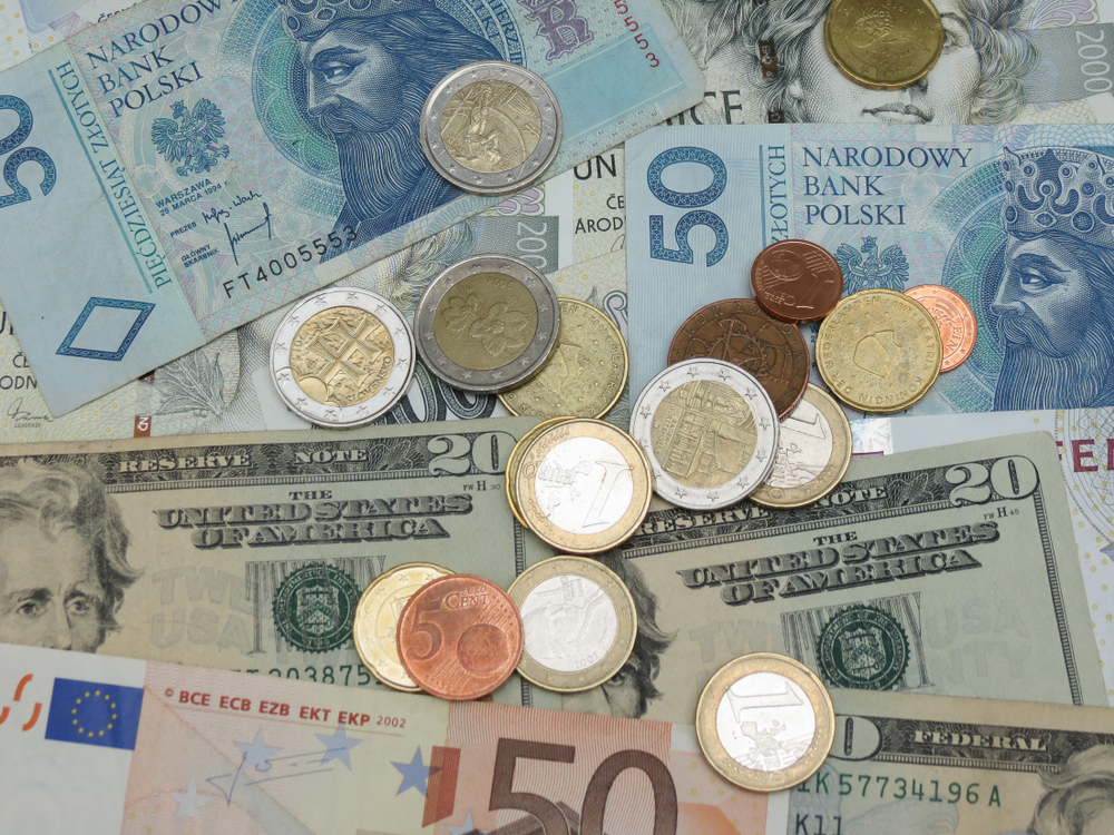 Waluty – dolar, euro, korona czeska, złoty, fot. Shutterstock.com