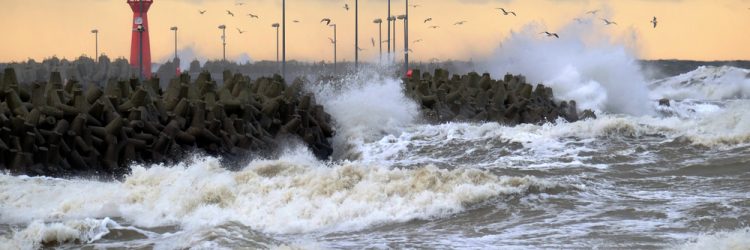 Sztorm na Bałtyku, Kołobrzeg, fot. Shutterstock.com