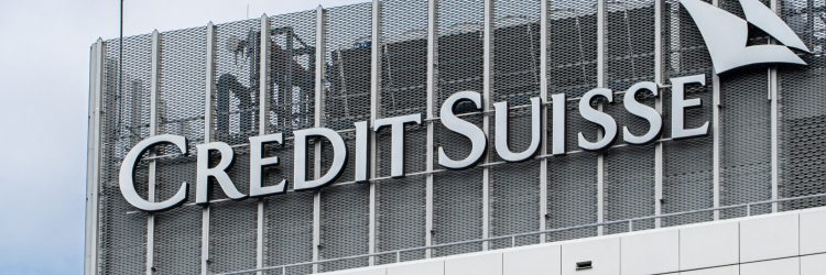 Logo banku Credit Suisse na biurowcu w Warszawie. Fot. B. Godart / Shutterstock.com