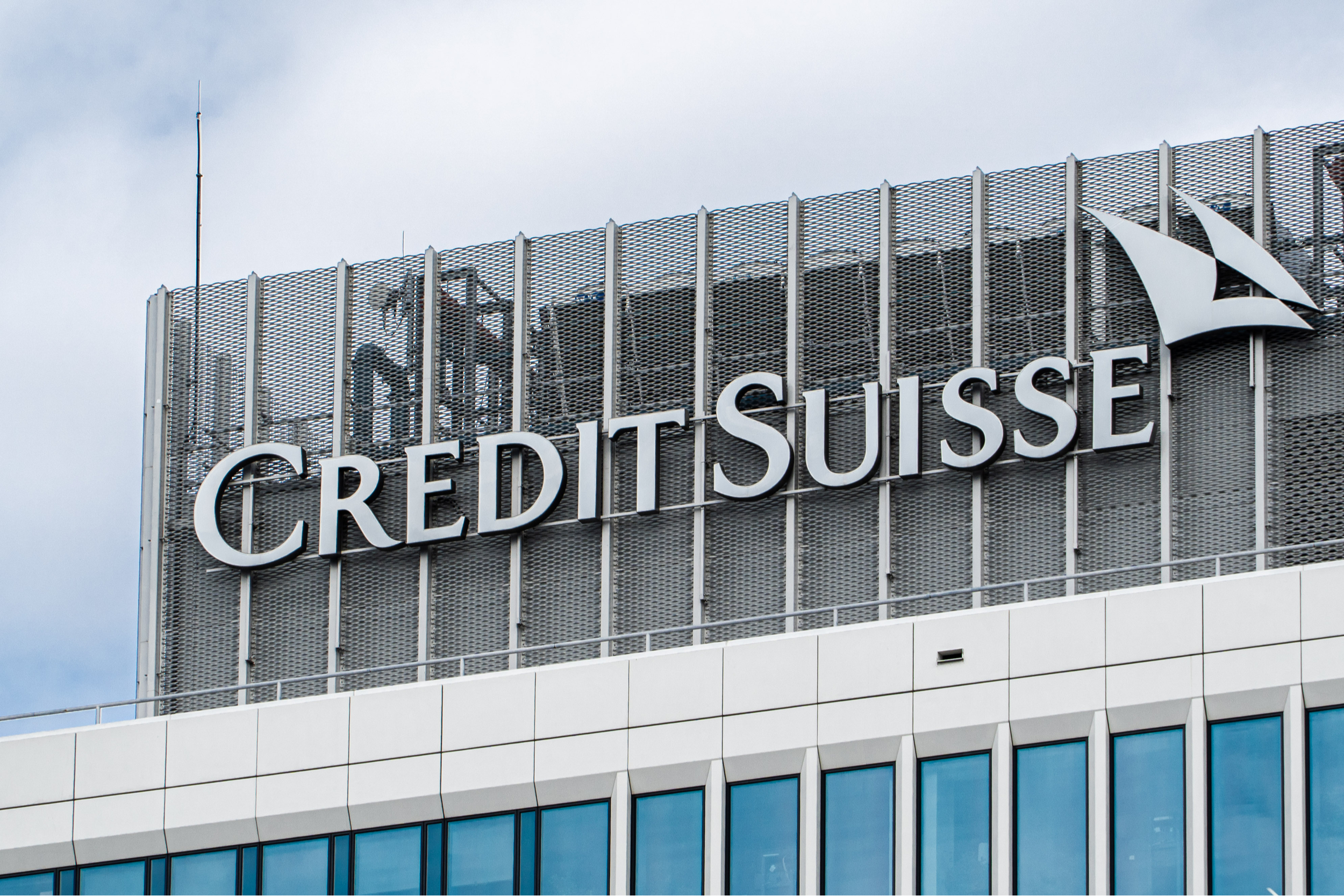 Logo banku Credit Suisse na biurowcu w Warszawie. Fot. B. Godart / Shutterstock.com