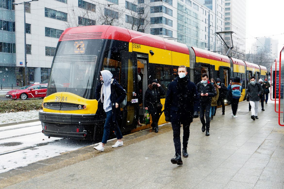 pandemia, tramwaj, miasto, Warszawa, fot Shutterstock