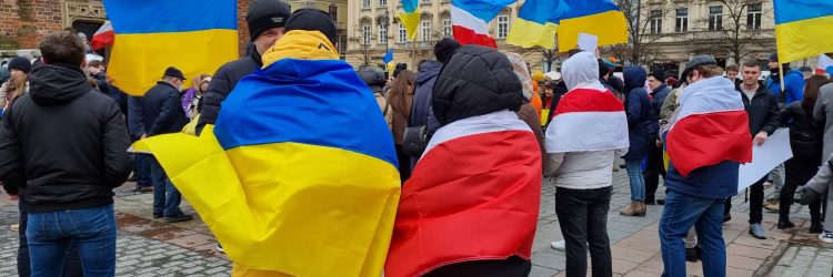 Jak pomóc Ukrainie? Na zdjęciu wiec poparcia dla Ukrainy w Krakowie. Fot. Rudenko Alla / Shutterstock.com