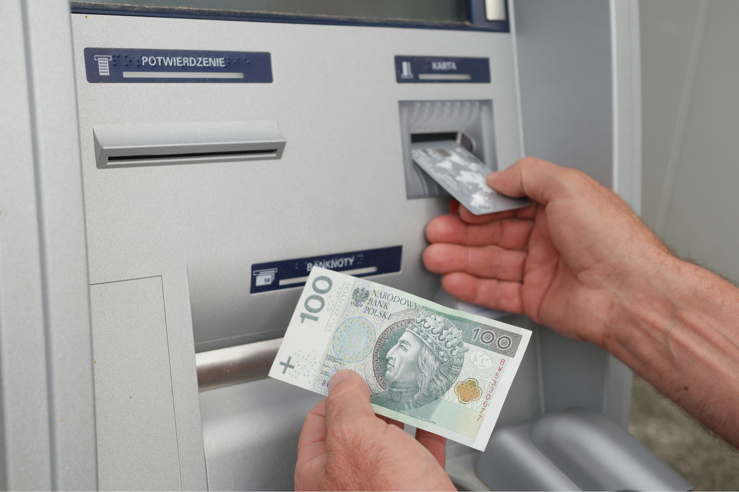 Bankomat, wypłata gotówki. Fot. Shutterstock
