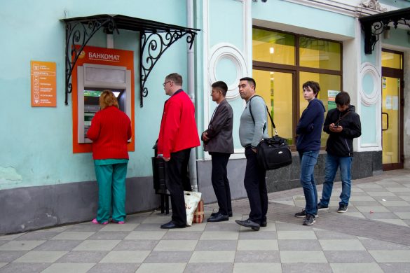 Kolejka do bankomatu Rosja