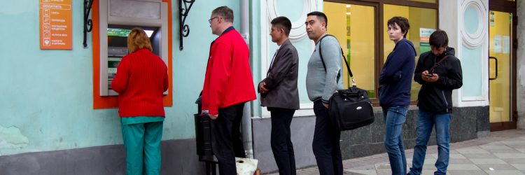 Kolejka do bankomatu Rosja