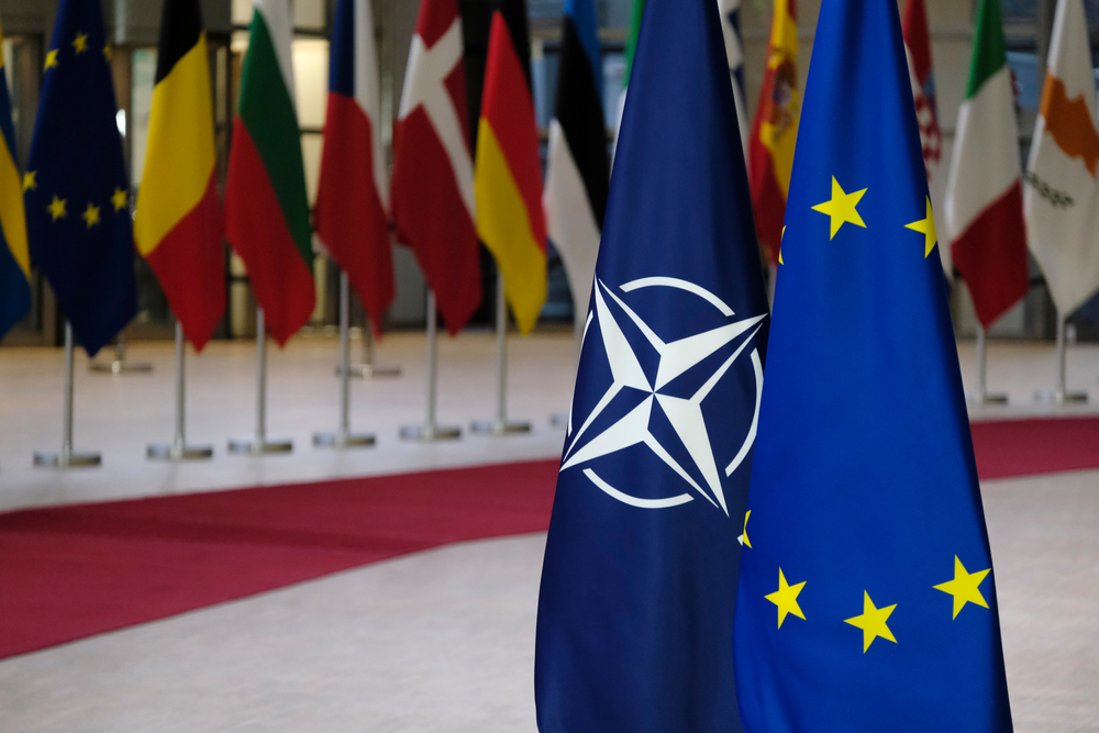 Flagi NATO i UE na tle innych flag, fot. Alexandros Michailidis / Shutterstock.com