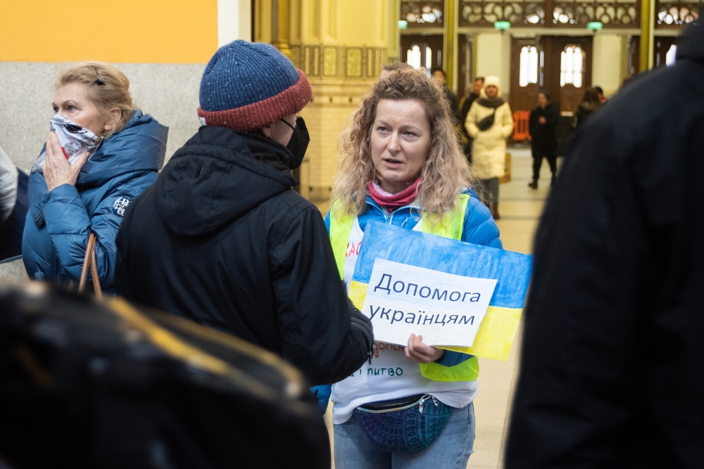Wolontariusze pomagają uchodźcom z Ukrainy, fot. Maksym Szyda / Shutterstock.com