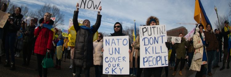 Waszyngton: protest przeciwko rosyjskiej inwazji na Ukrainę. Fot. Johnny Silvercloud / Shutterstock.com