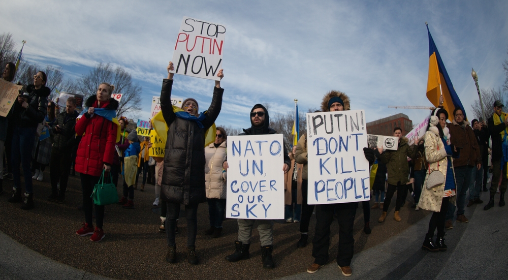 Waszyngton: protest przeciwko rosyjskiej inwazji na Ukrainę. Fot. Johnny Silvercloud / Shutterstock.com