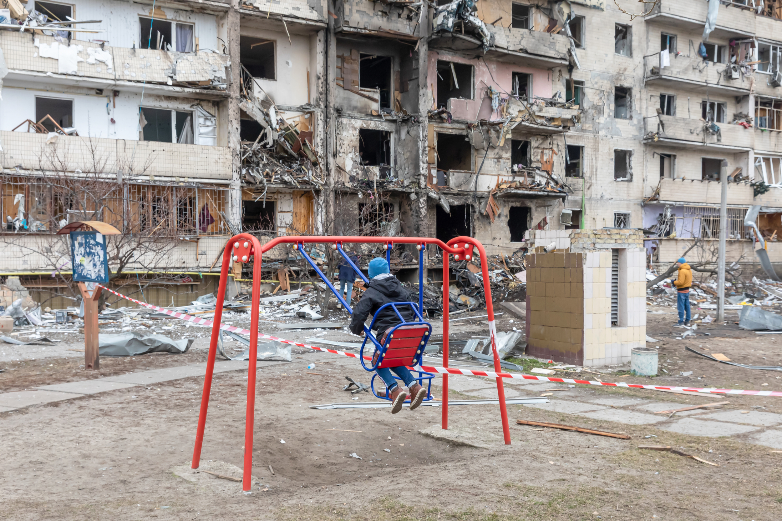 Wojna na Ukrainie, Kijów, zniszczony budynek mieszkalny fot. Shutterstock