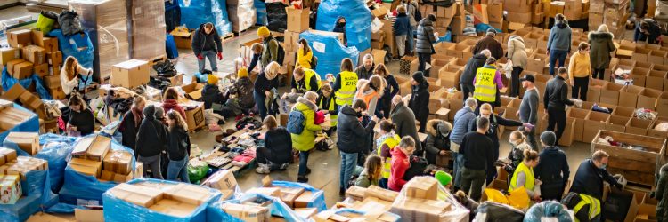 Organizowanie pomocy humanitarnej dla uchodźców z Ukrainy, Poznań. fot. monticello / Shutterstock.com