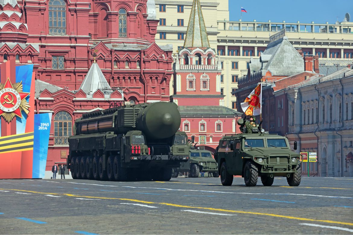 Parada wojskowa w Moskwie. Na zdjęciu rosyjski rakietowy pocisk balistyczny dalekiego zasięgu przystosowany do przenoszenia trzech głowic jądrowych. Fot. ID1974 / Shutterstock.com