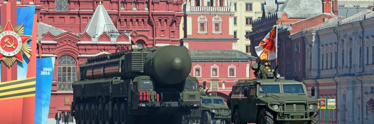 Parada wojskowa w Moskwie. Na zdjęciu rosyjski rakietowy pocisk balistyczny dalekiego zasięgu przystosowany do przenoszenia trzech głowic jądrowych. Fot. ID1974 / Shutterstock.com