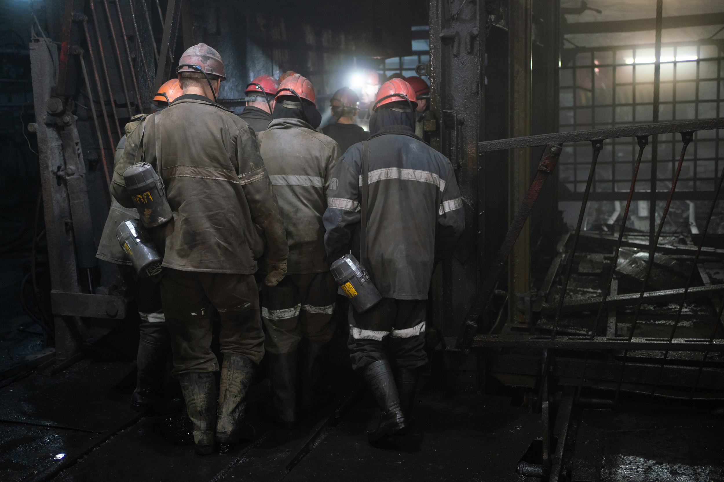 Górnicy w kopalni węgla kamiennego.