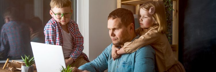 Ojciec z dziećmi, fot. Shutterstock.com