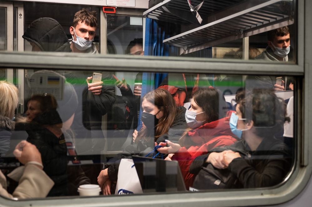 Pasażerowie w pociągu podczas pandemii, fot. Dziurek / Shutterstock.com